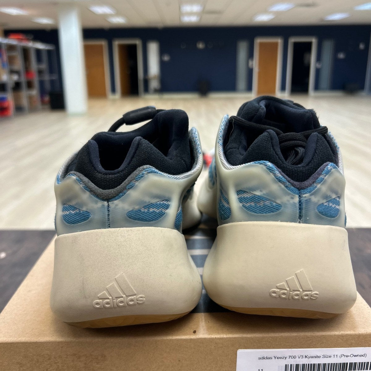 adidas Yeezy 700 V3 Kyanite Size 11 (Pre-Owned) - Image 4