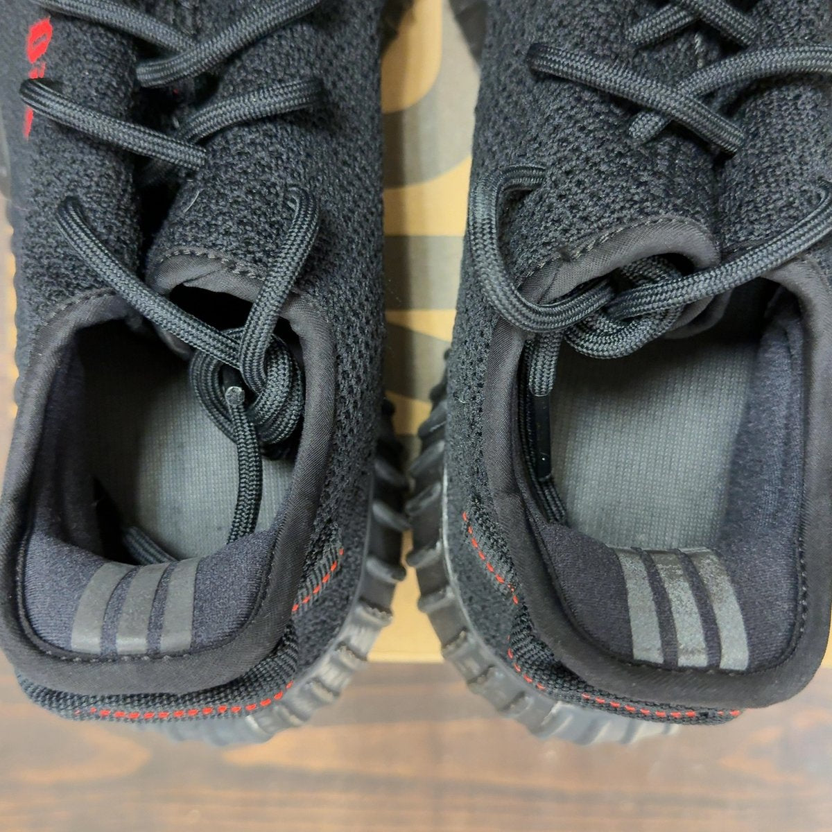 adidas Yeezy Boost 350 V2 Black Red Size 10 (Pre-Owned) - aux