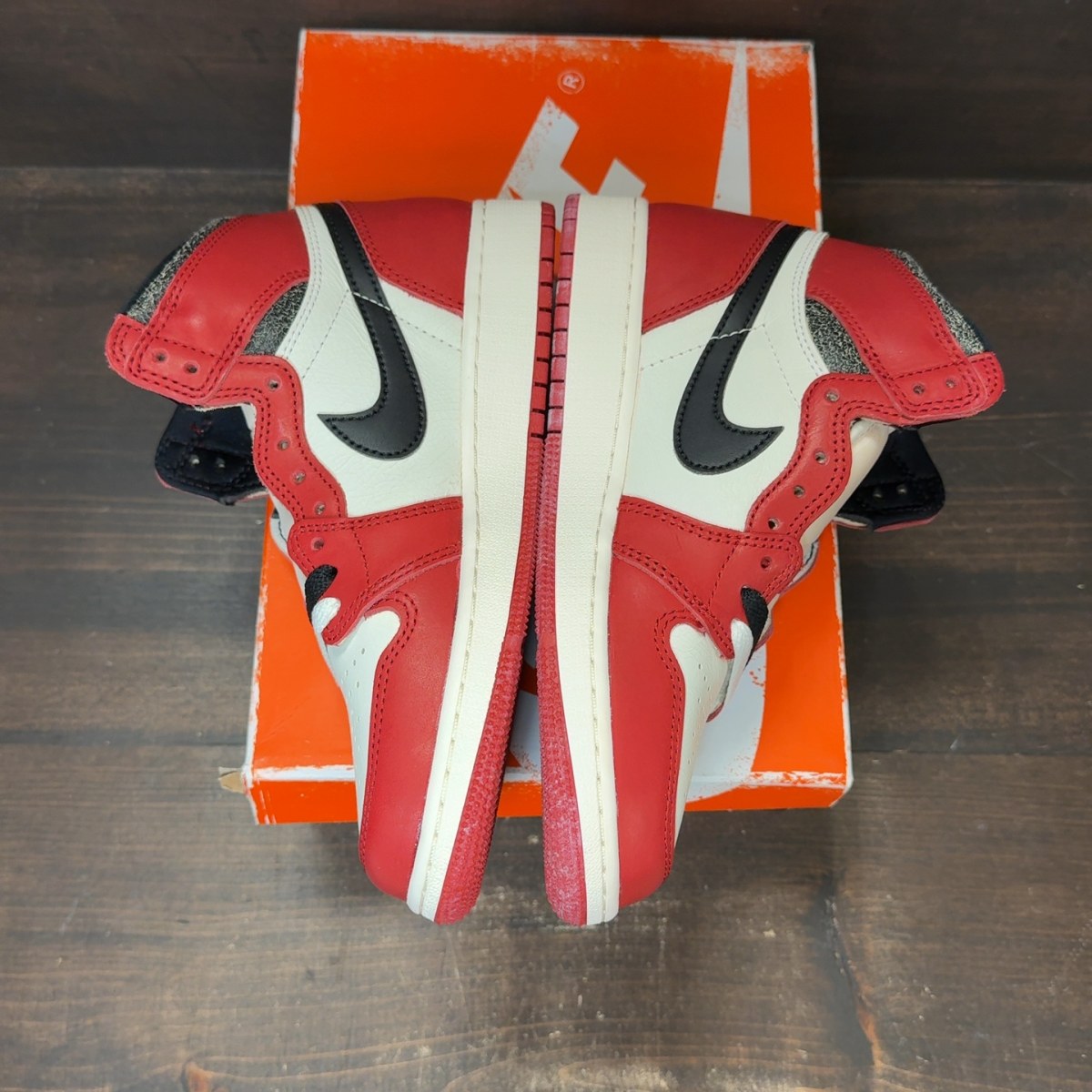 Jordan 1 Retro High OG Chicago Lost and Found (GS) Size 5Y - Image 4
