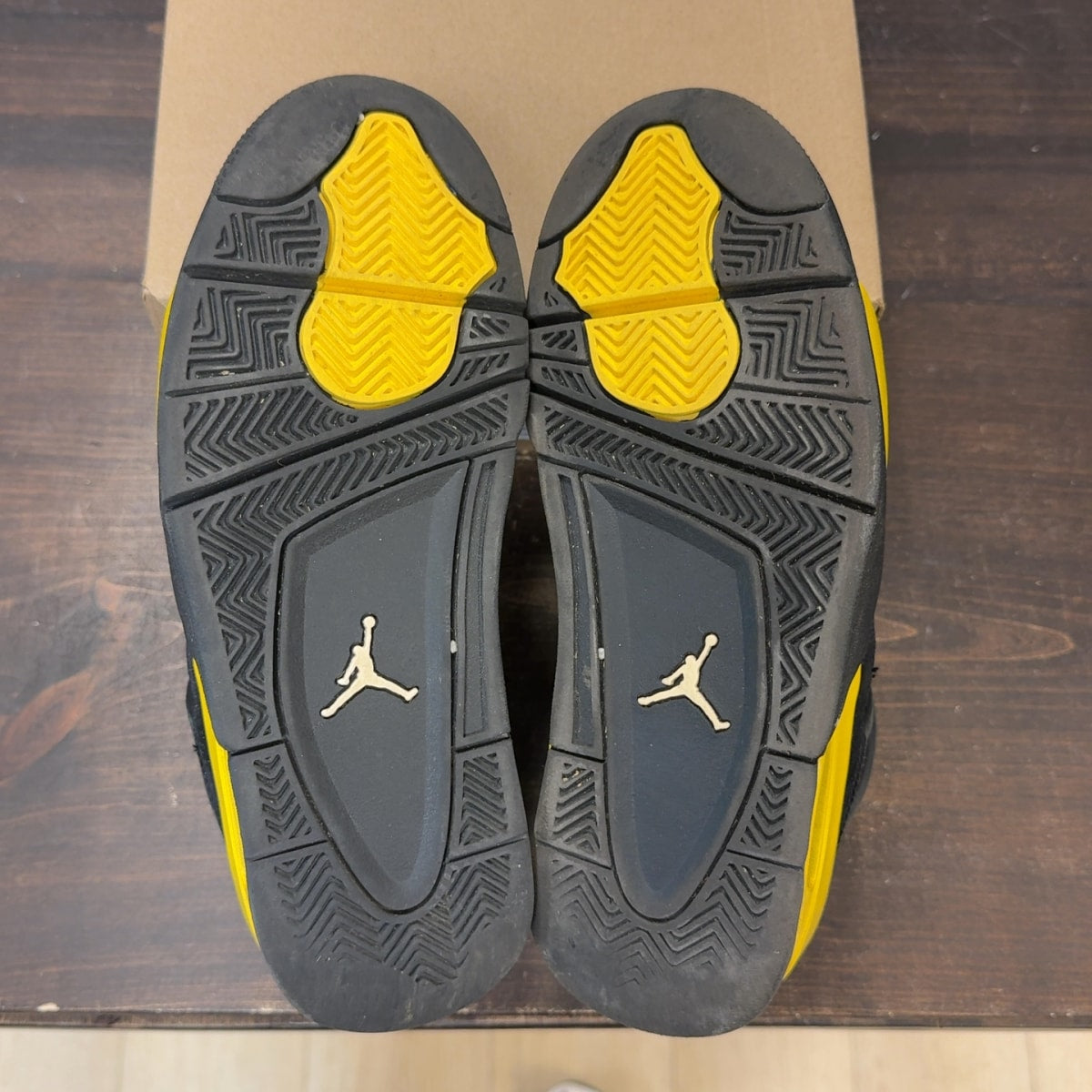 Jordan 4 Retro Thunder (2023) (GS) Size 6Y (Pre-Owned) - Image 8