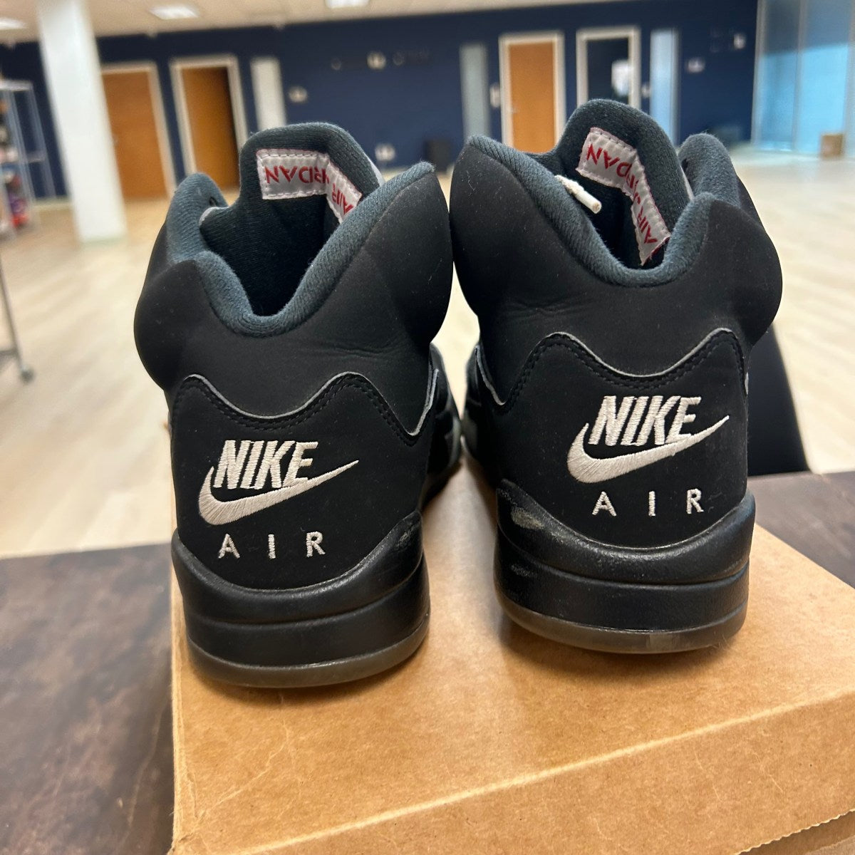 Jordan 5 Retro Black Metallic (2016) Size 8.5 (Pre-Owned) - Image 4