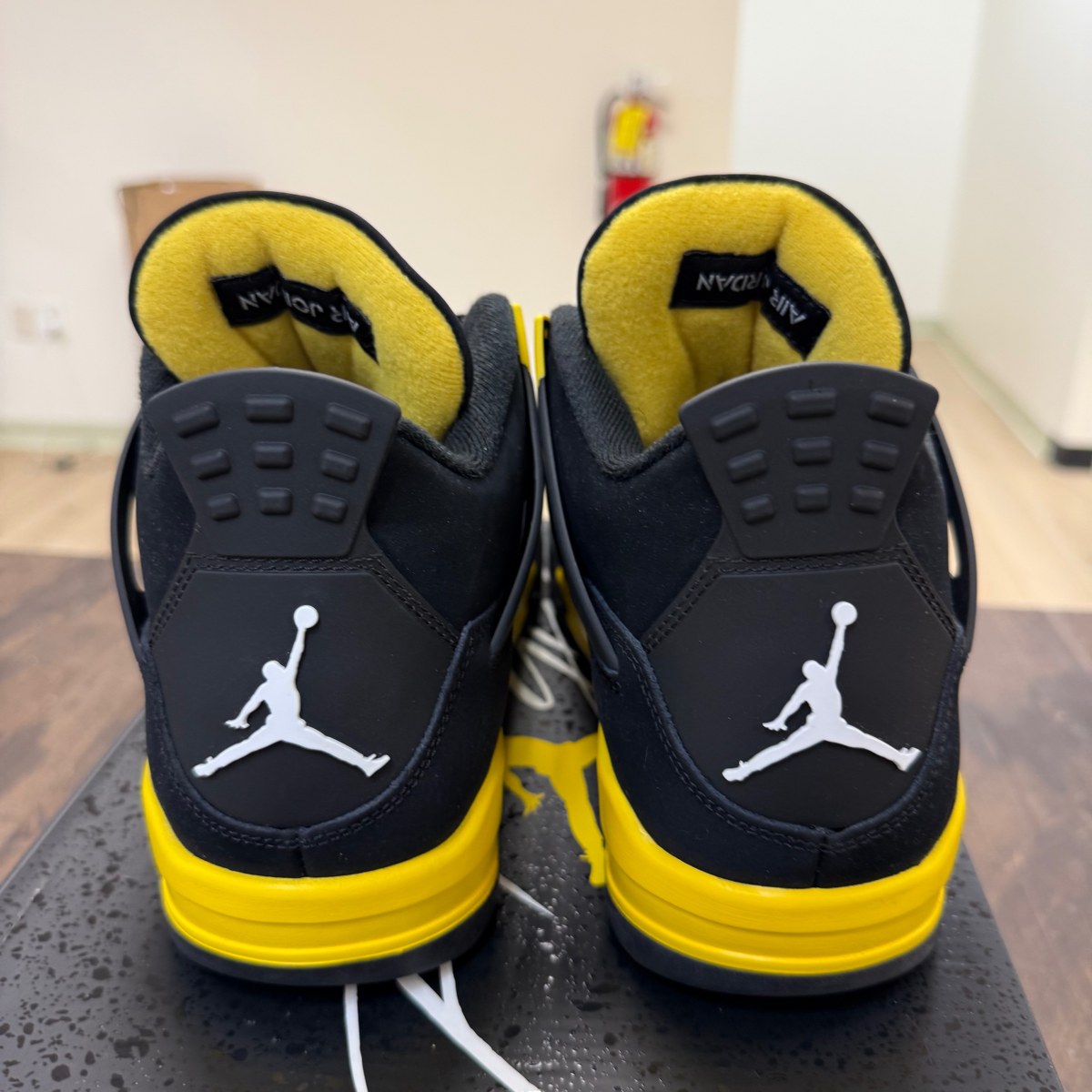 Jordan 4 Retro Thunder (2023) - Image 3