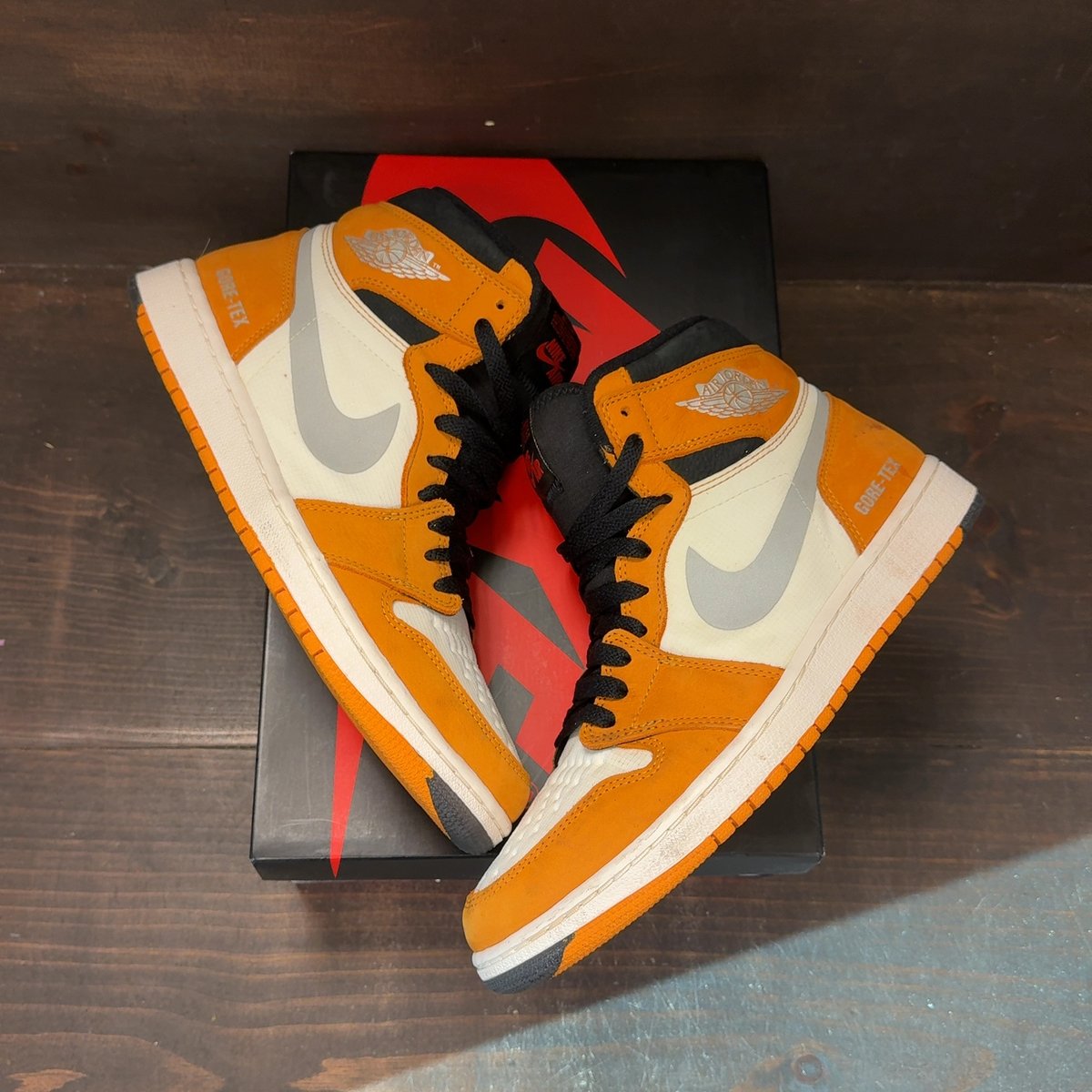 Jordan 1 Retro High Element Gore-Tex Light Curry Size 9 (Pre-Owned) - back