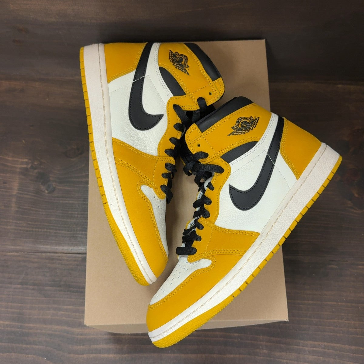 Jordan 1 Retro High OG Yellow Ochre Size 8.5 (Pre-Owned) - Image 2