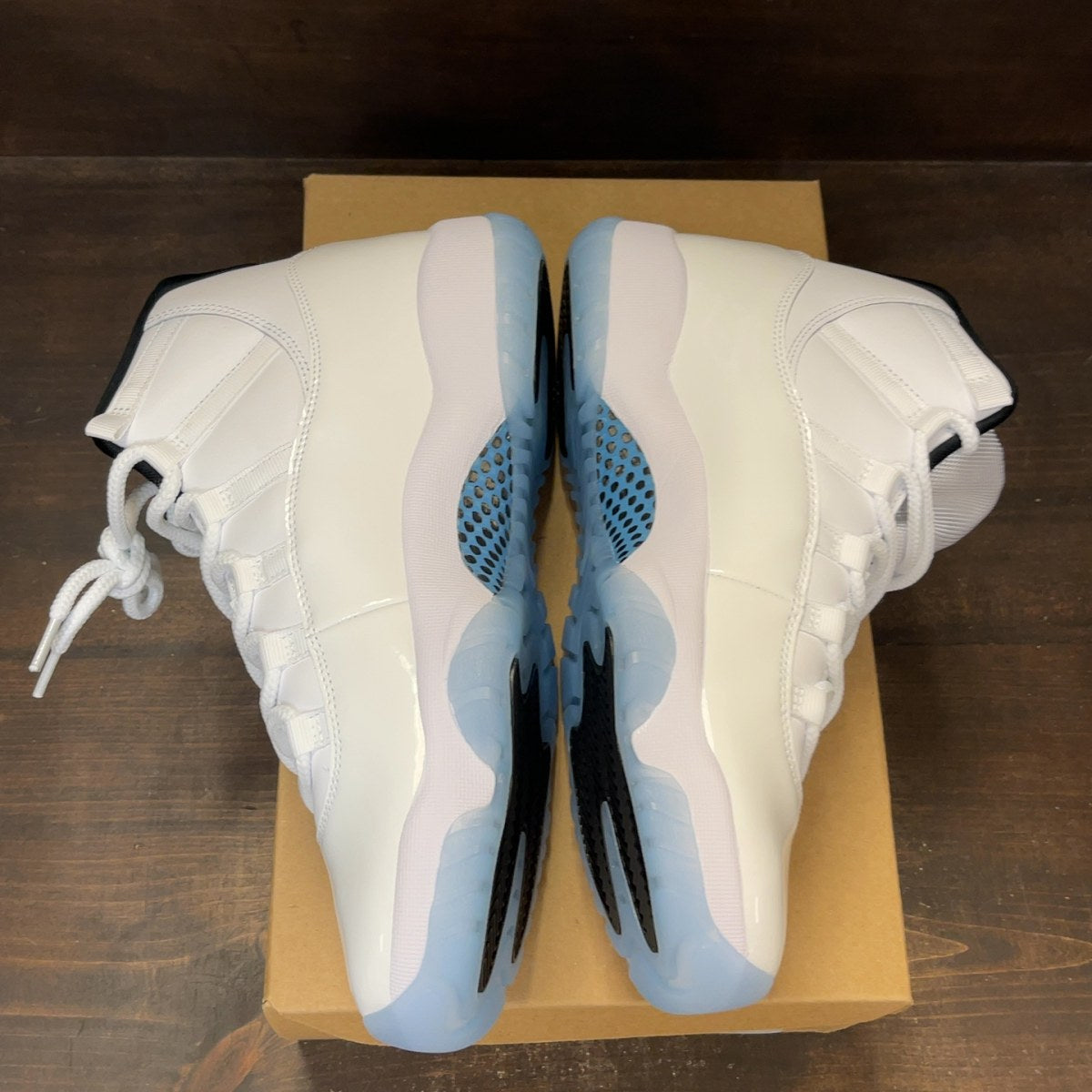Jordan 11 Retro Legend Blue (2024) Size 10 - Image 4