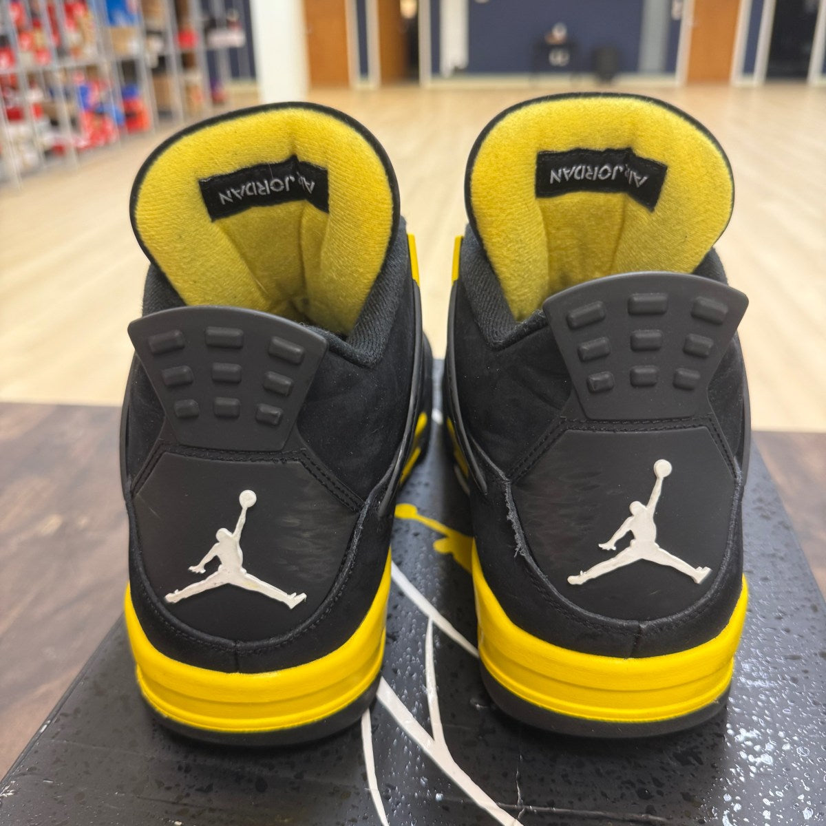 Jordan 4 Retro Thunder (2023) - Image 2