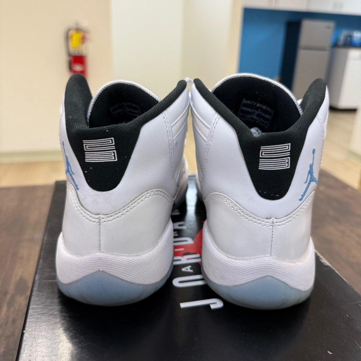 Jordan 11 Retro Legend Blue (2024) (GS) Size 7Y (Pre-Owned) - Image 4