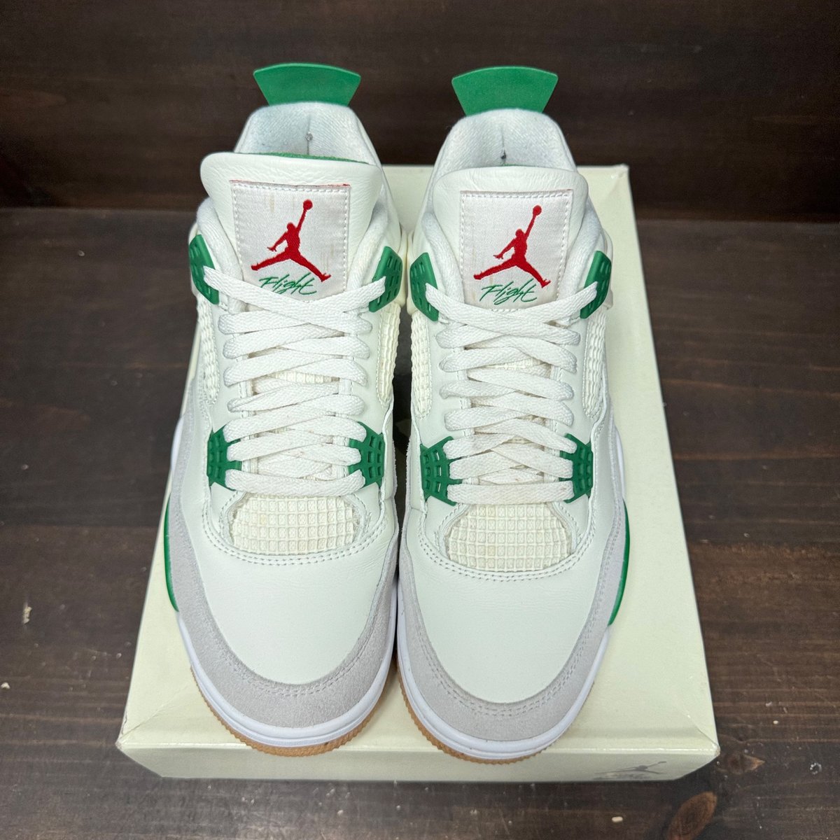 Jordan 4 Retro SB Pine Green Size 9.5 (Pre-Owned) - side