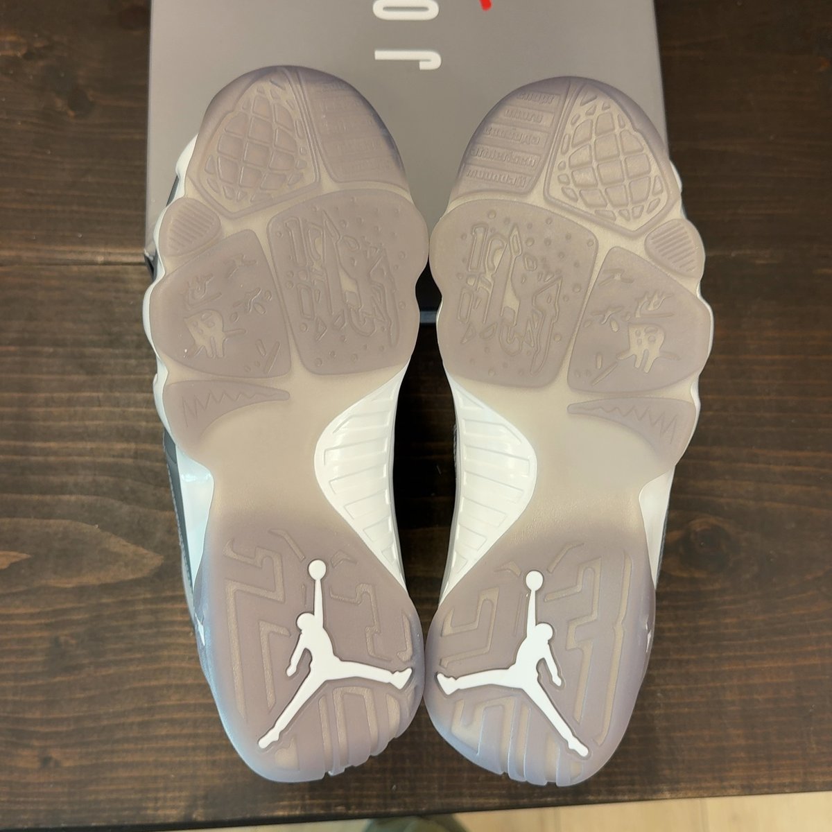 Jordan 9 Retro Cool Grey (2025) (GS) Size 7Y - aux