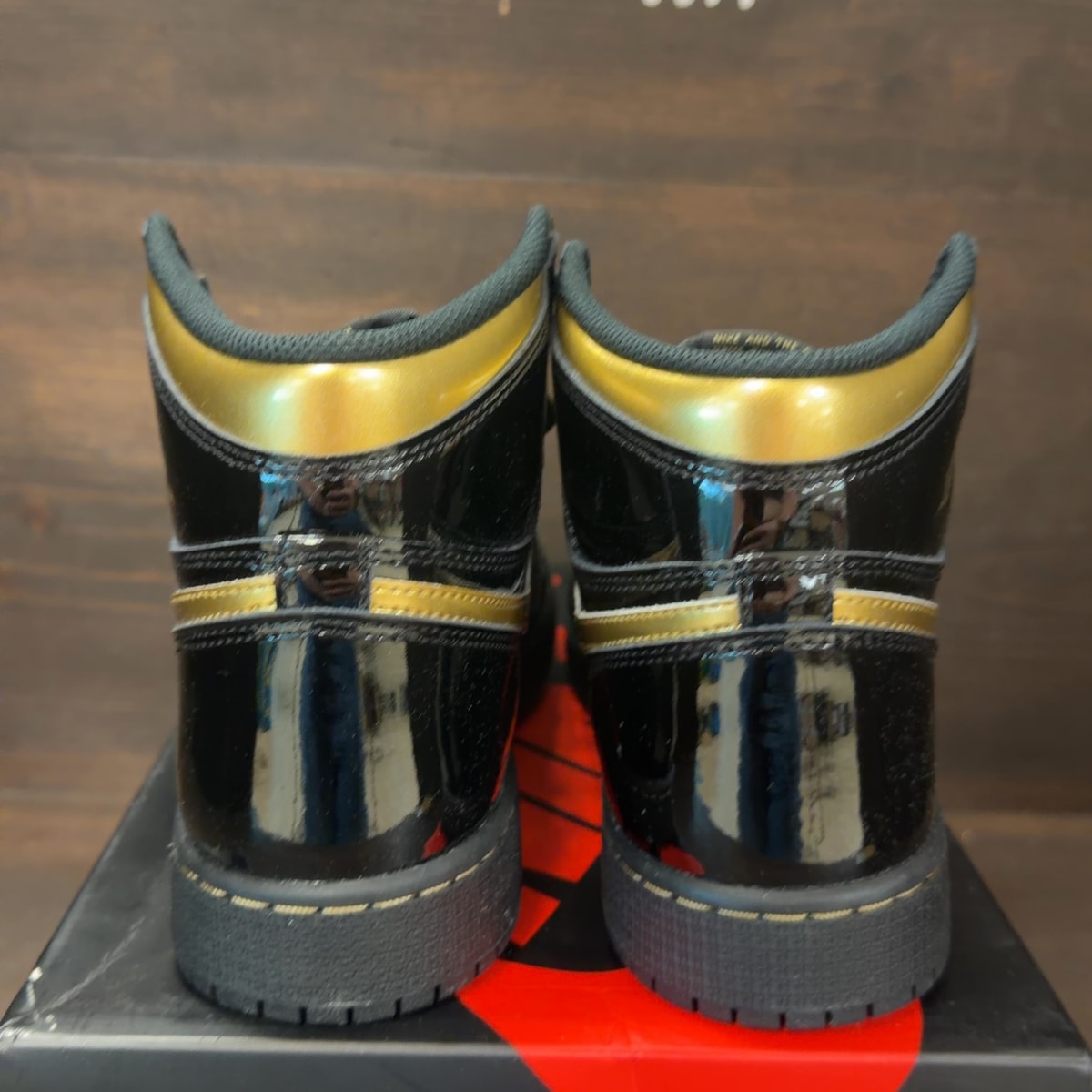 Jordan 1 Retro High Black Metallic Gold (2020) (GS) - Image 5