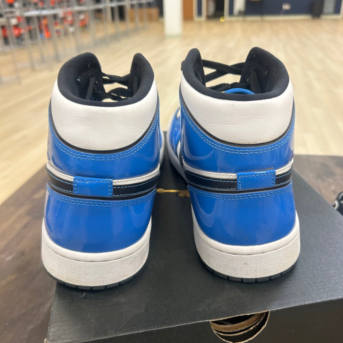 Jordan 1 Mid Signal Blue - Image 4