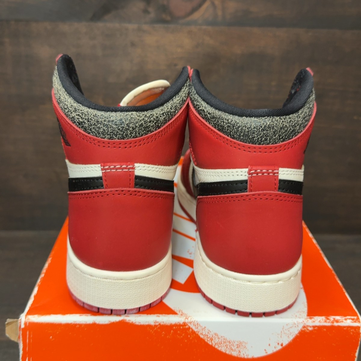 Jordan 1 Retro High OG Chicago Lost and Found (GS) Size 5Y - Image 5