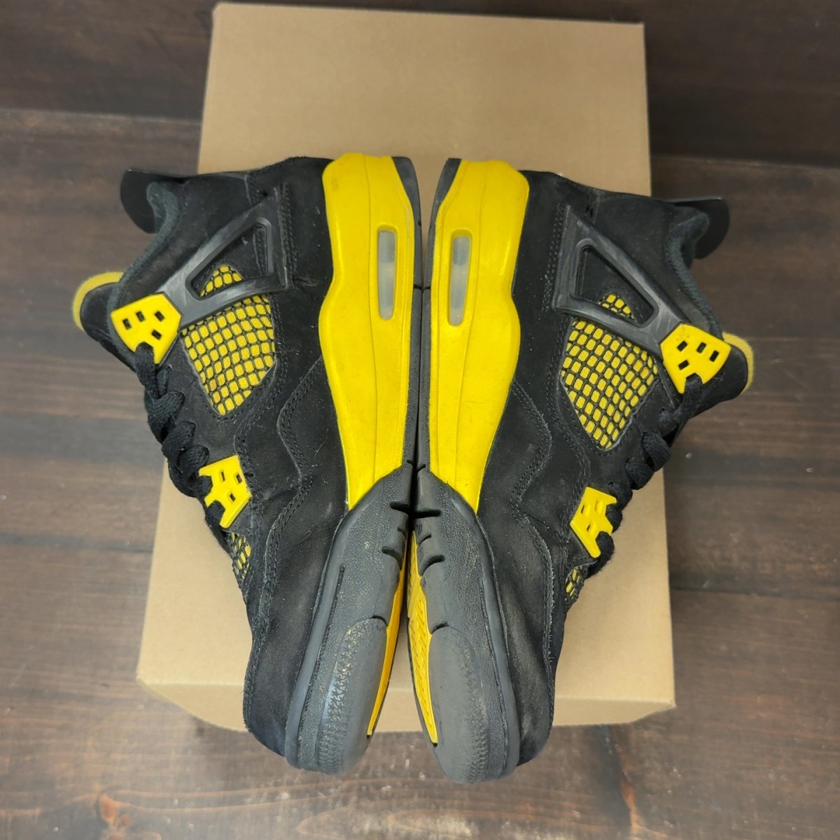 Jordan 4 Retro Thunder (2023) (GS) Size 6Y (Pre-Owned) - Image 4