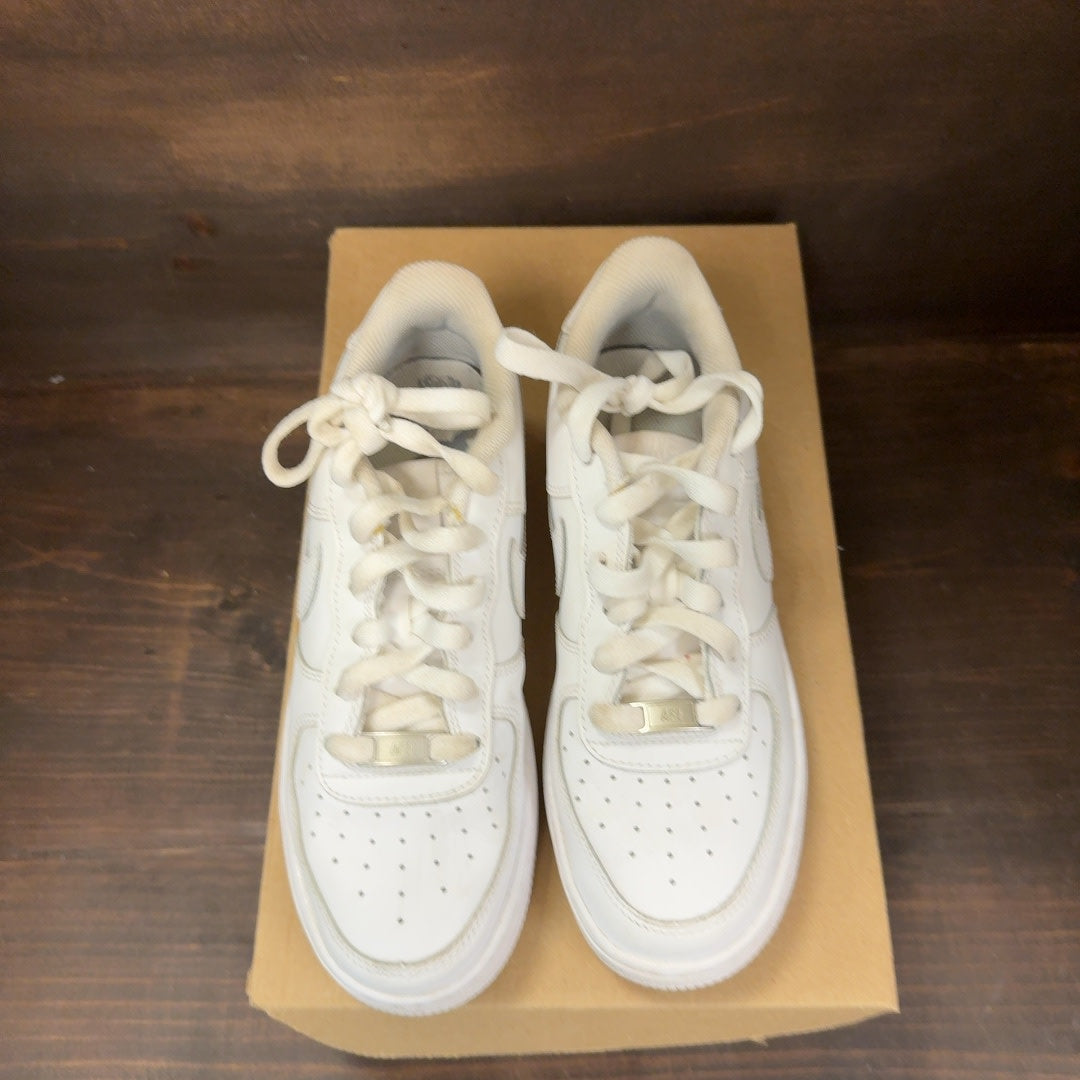 Nike Air Force 1 Low LE Triple White (GS) Size 5.5Y (Pre-Owned) - Image 3