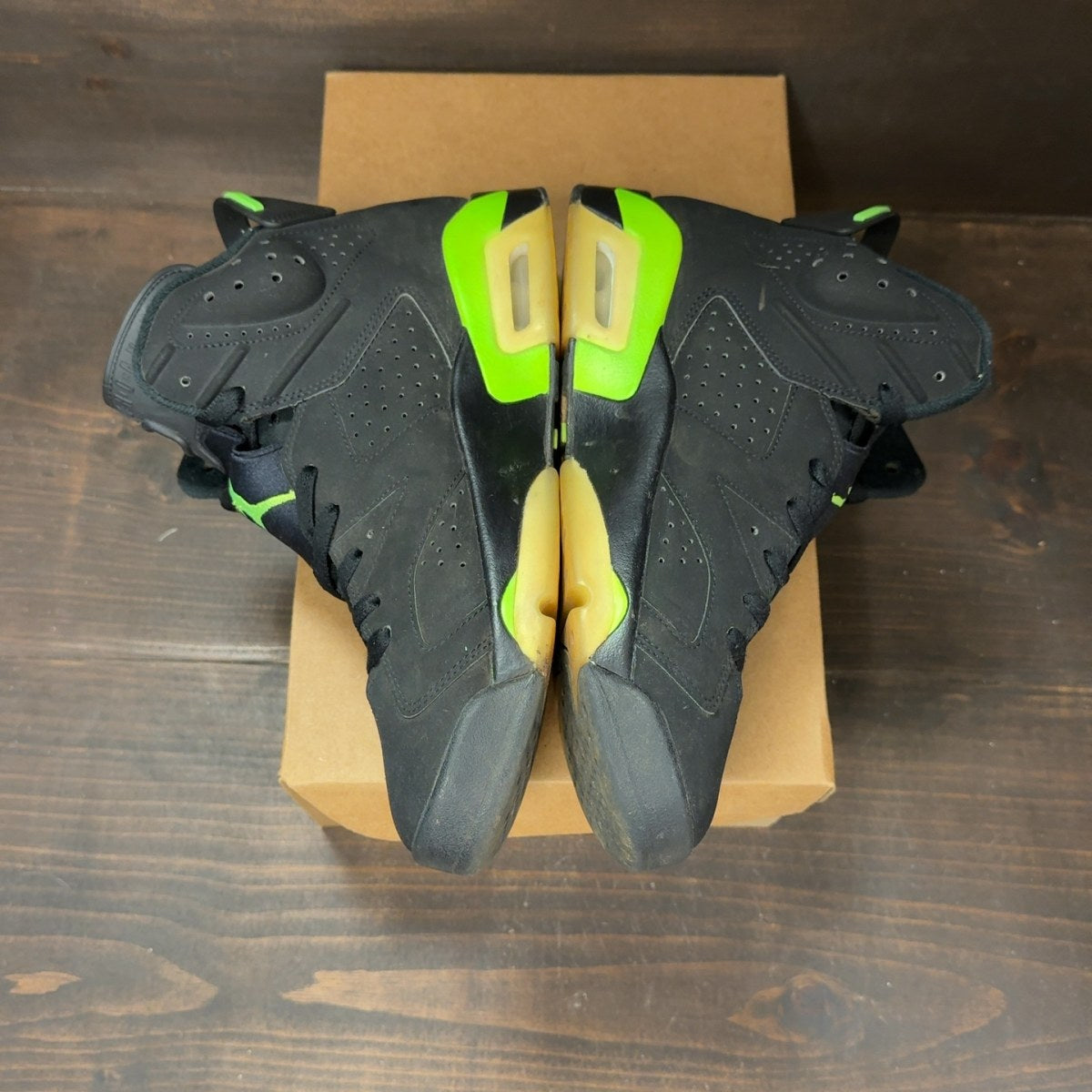 Jordan 6 Retro Electric Green Size 9 (Pre-Owned) - Image 4