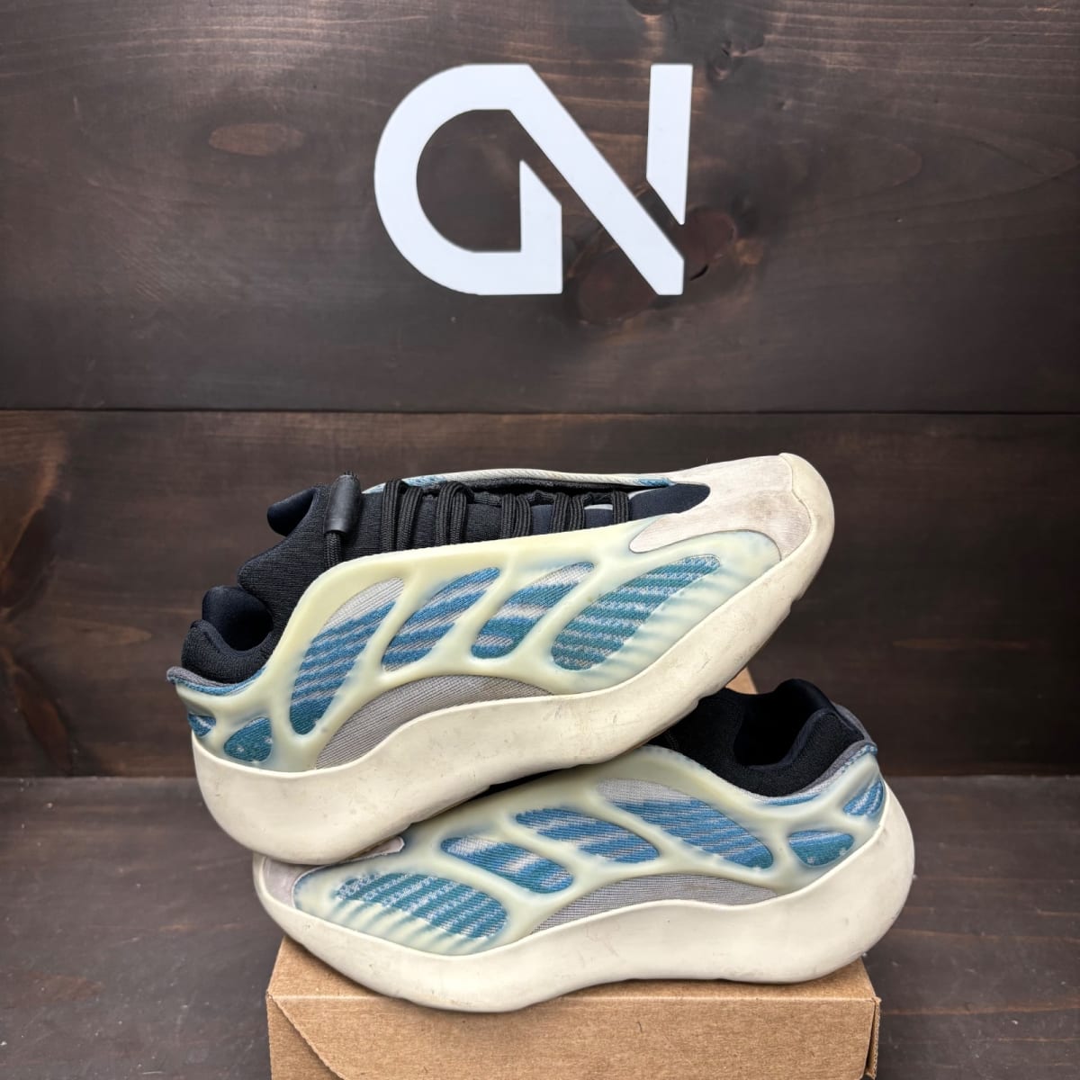 adidas Yeezy 700 V3 Kyanite Size 5 (Pre-Owned) - front