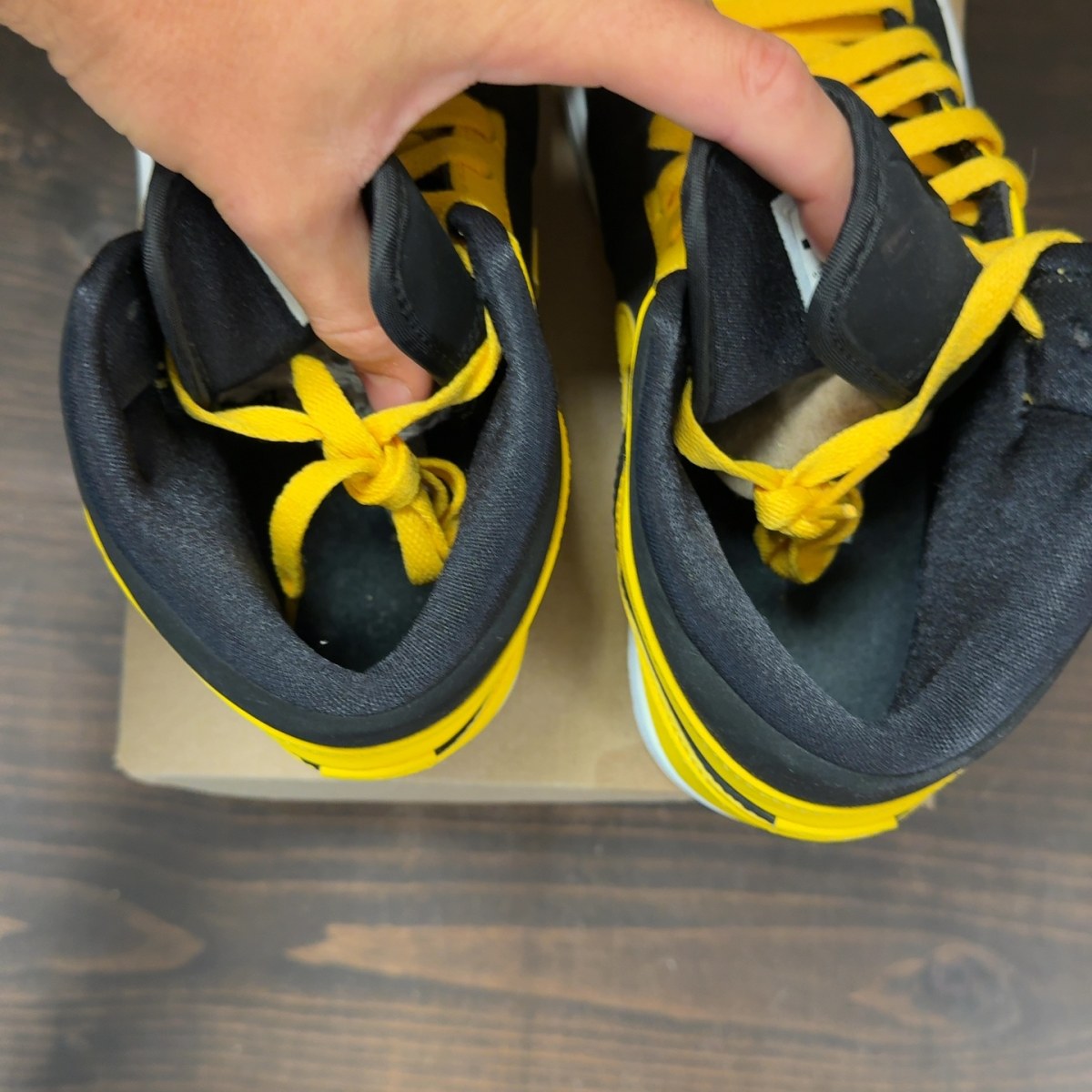 Jordan 1 Retro Mid New Love (2017) Size 9.5 (Pre-Owned) - Image 6