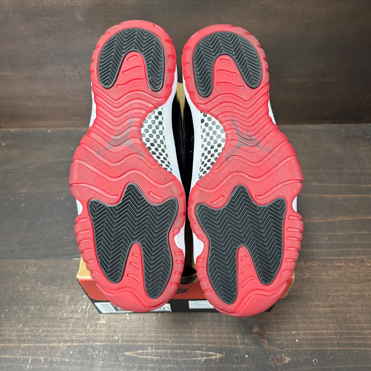 Jordan 11 Retro Playoffs Bred (2019) Size 10 (Pre-Owned) - box