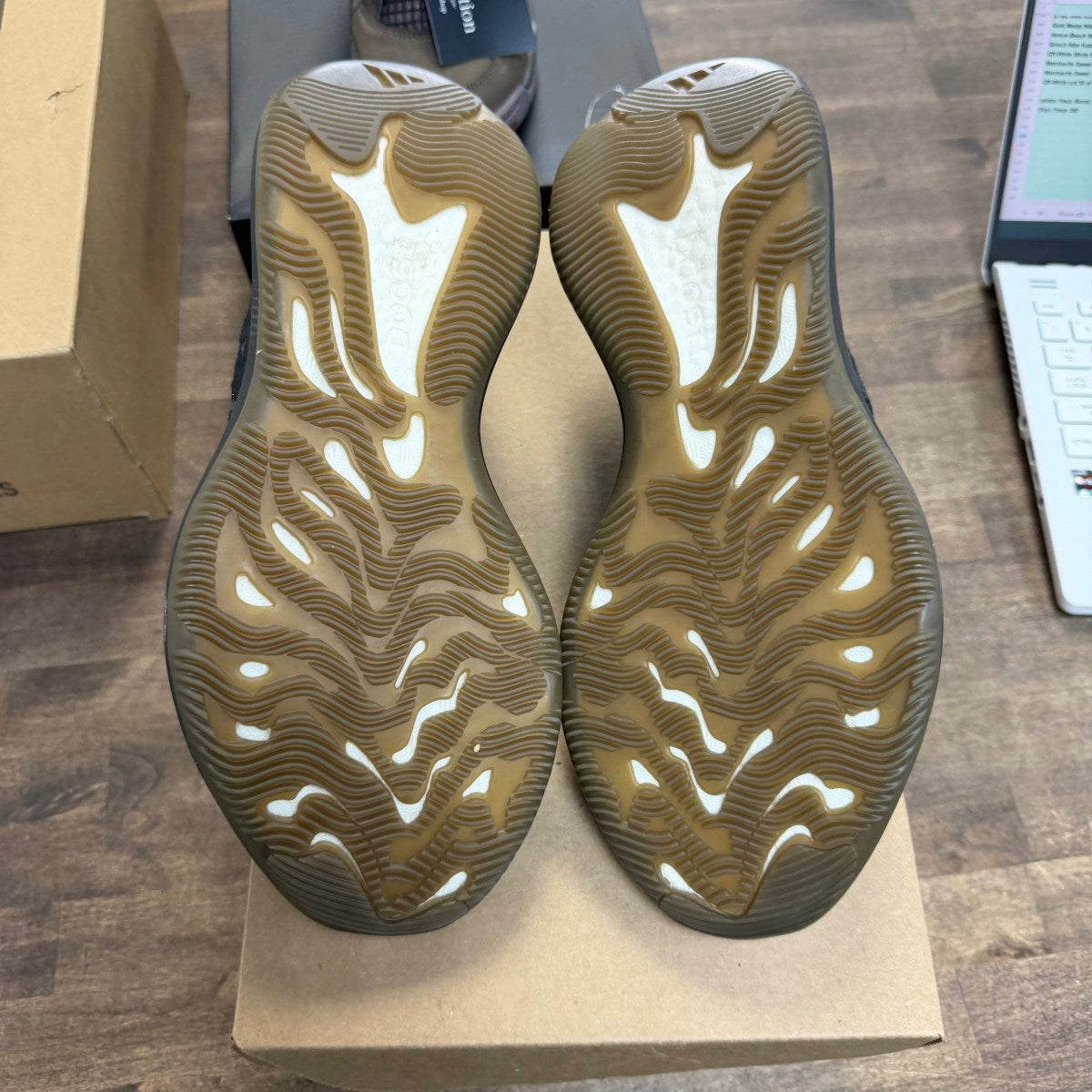 adidas Yeezy Boost 380 Onyx Size 10 (Pre-Owned) - Image 4