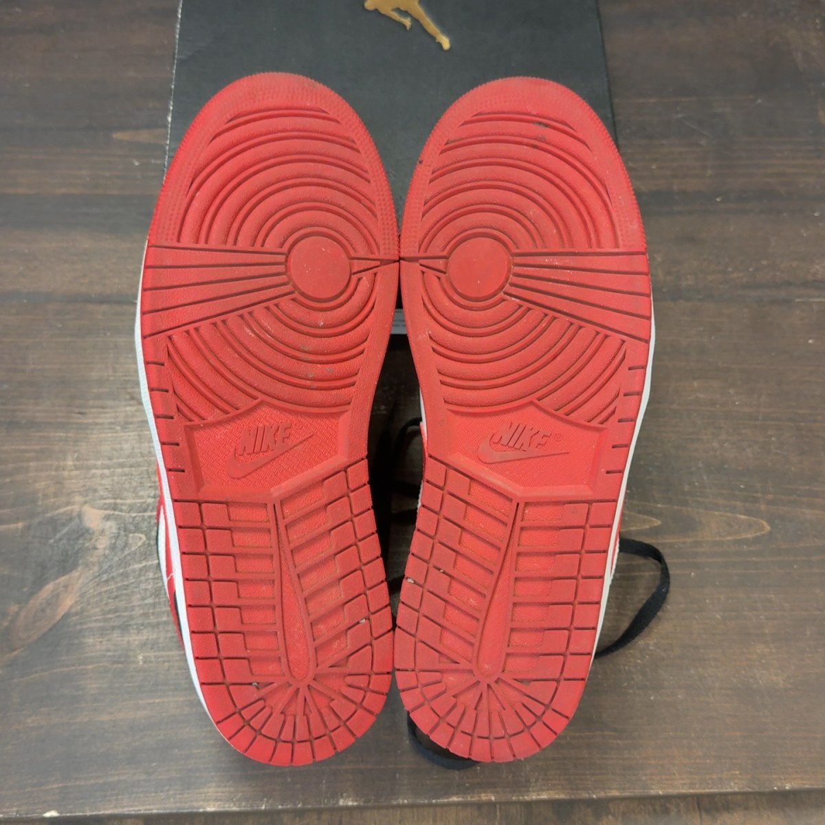 Jordan 1 Low Bulls - Image 8