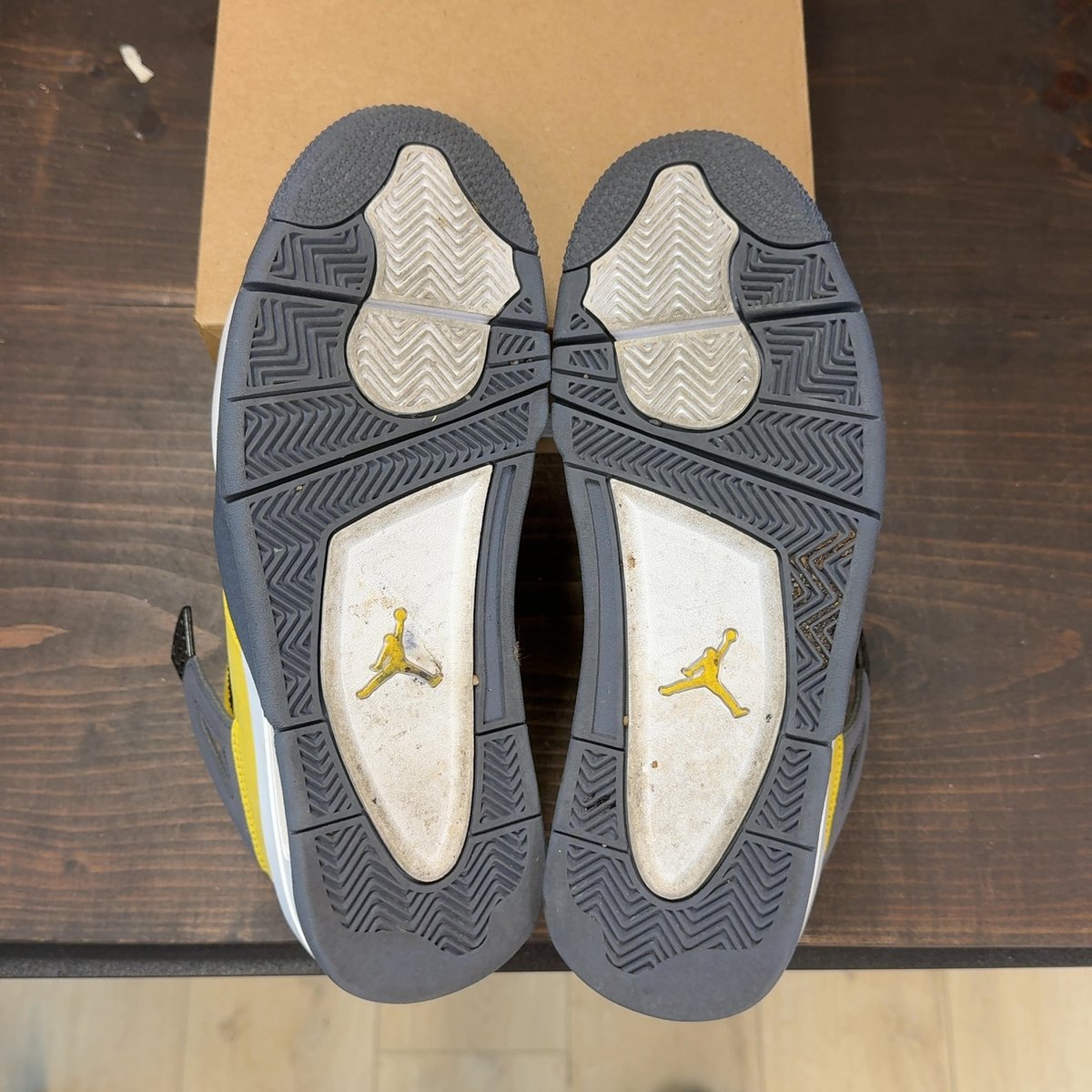 Jordan 4 Retro Lightning (2021) Size 9 (Pre-Owned) - aux