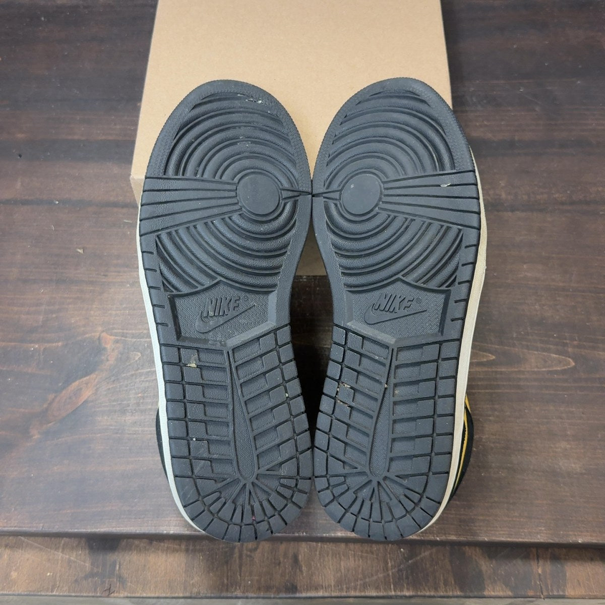 Jordan 1 Mid Reverse New Love Size 9 (Pre-Owned) - Image 7