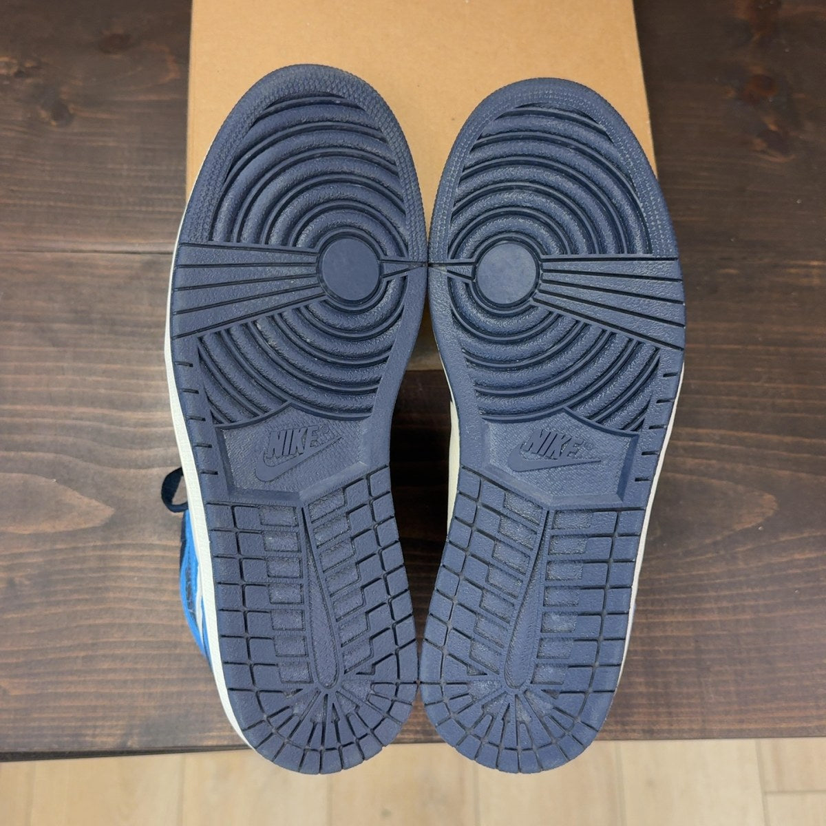 Jordan 1 Retro High Obsidian Size 9.5 (Pre-Owned) - Image 8