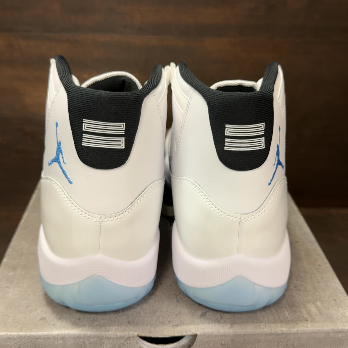 Jordan 11 Retro Legend Blue (2024) Size 11.5 - aux
