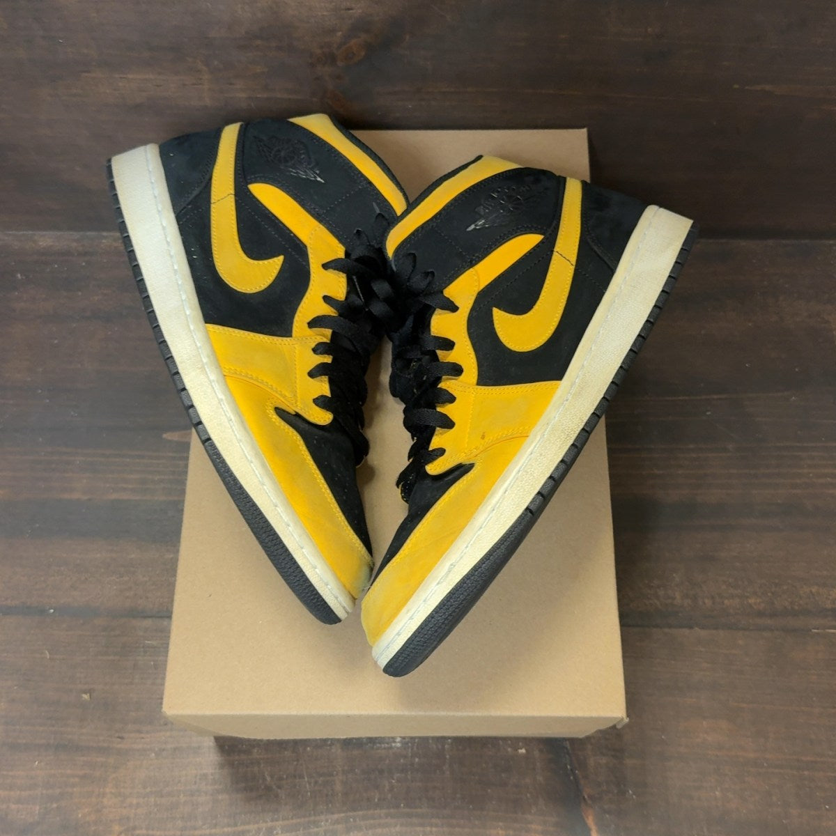 Jordan 1 Mid Reverse New Love Size 9 (Pre-Owned) - Image 2