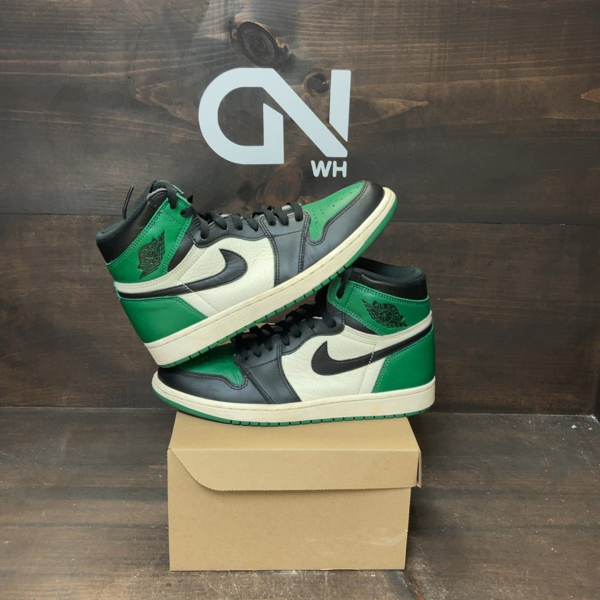 Jordan 1 Retro High Pine Green Size 9 (Pre-Owned) - Image 1