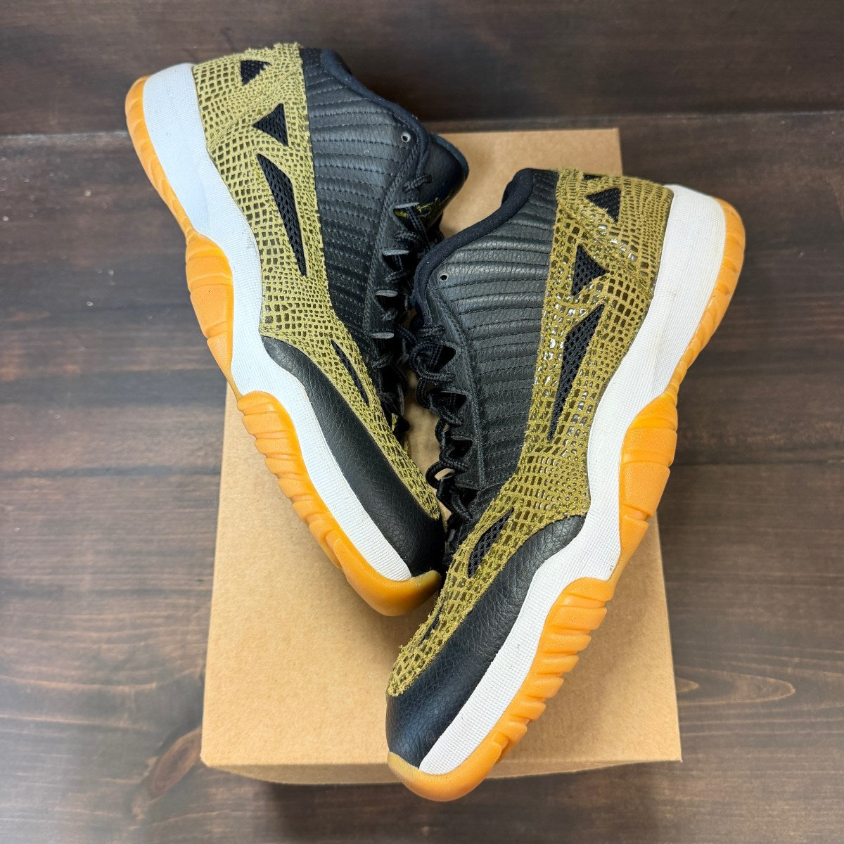 Jordan 11 Retro Low IE Militia Green (2015) Size 11 (Pre-Owned) - Image 2