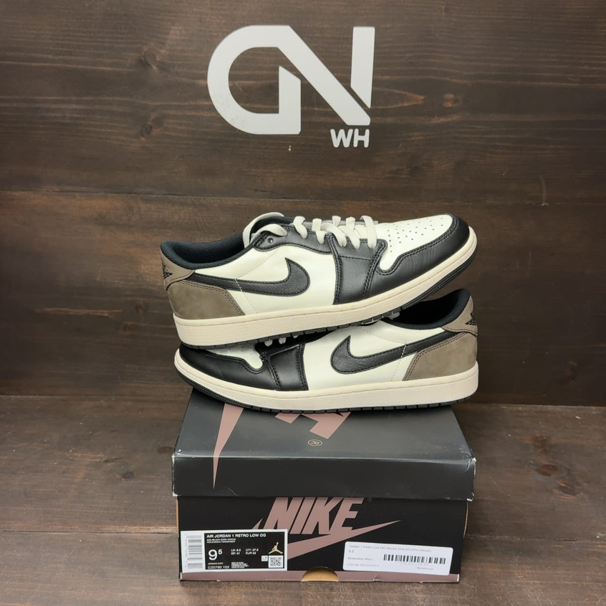 Jordan 1 Retro Low OG Mocha Size 9.5 (Pre-Owned) - front