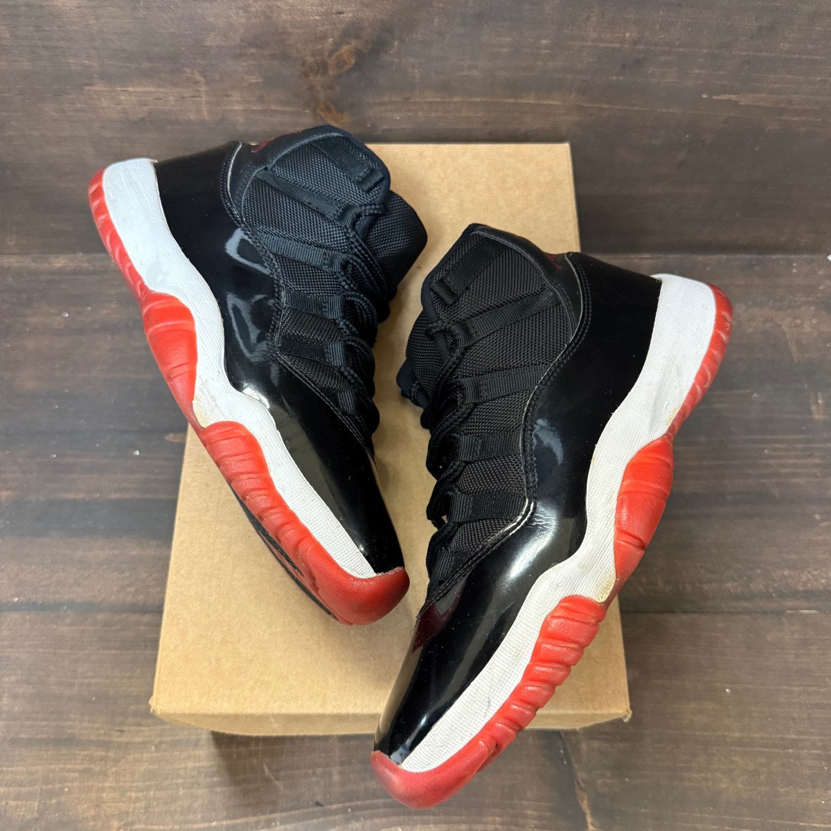 Jordan 11 Retro Playoffs Bred (2019) Size 8.5 (Pre-Owned) - Image 2
