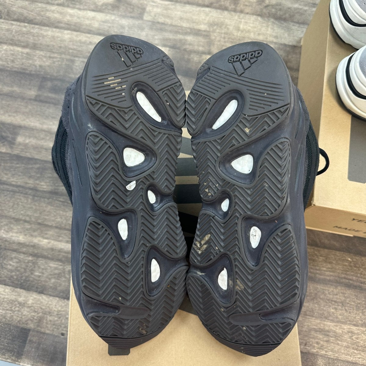 adidas Yeezy Boost 700 V2 Vanta - Image 5