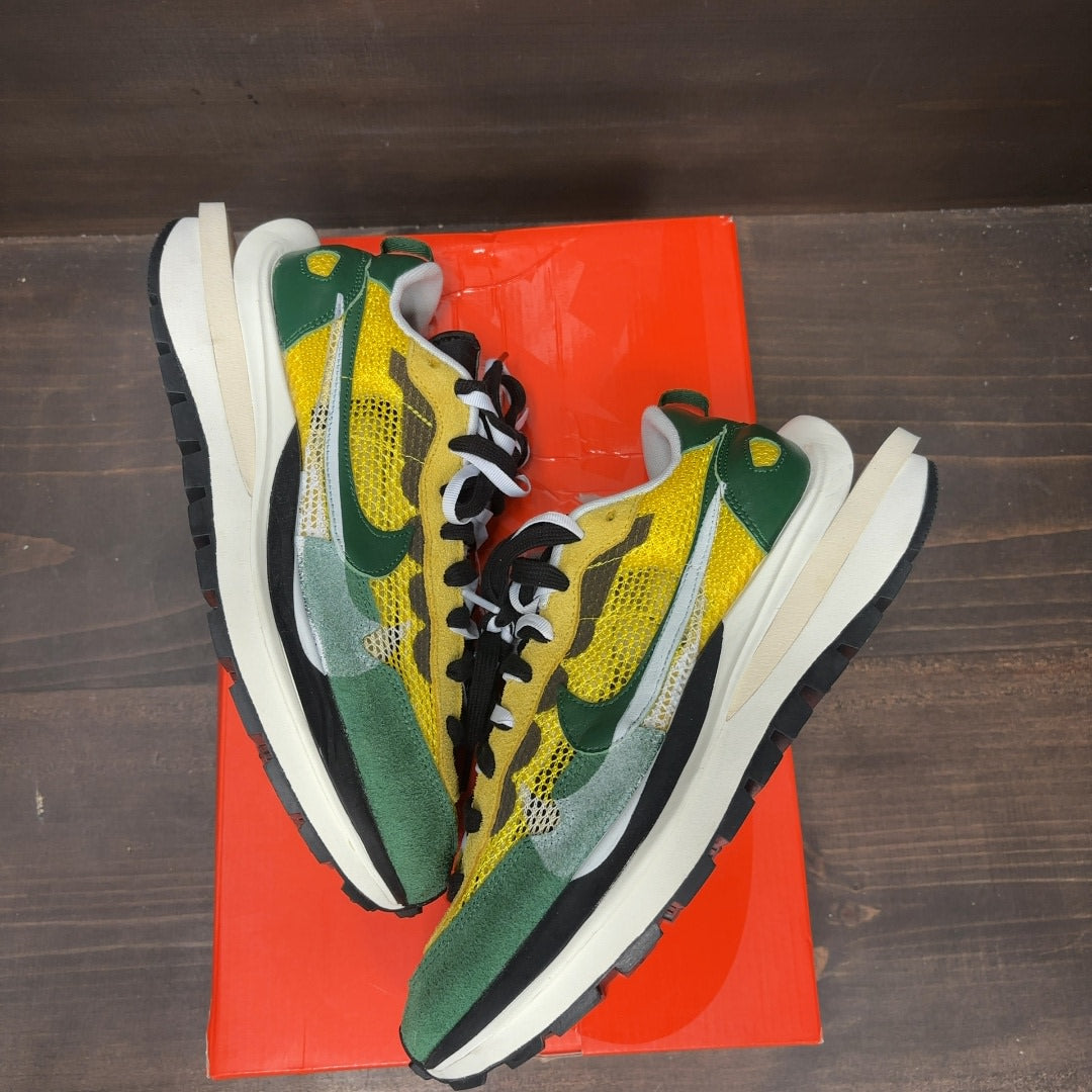 Nike Vaporwaffle sacai Tour Yellow Stadium Green - Image 2