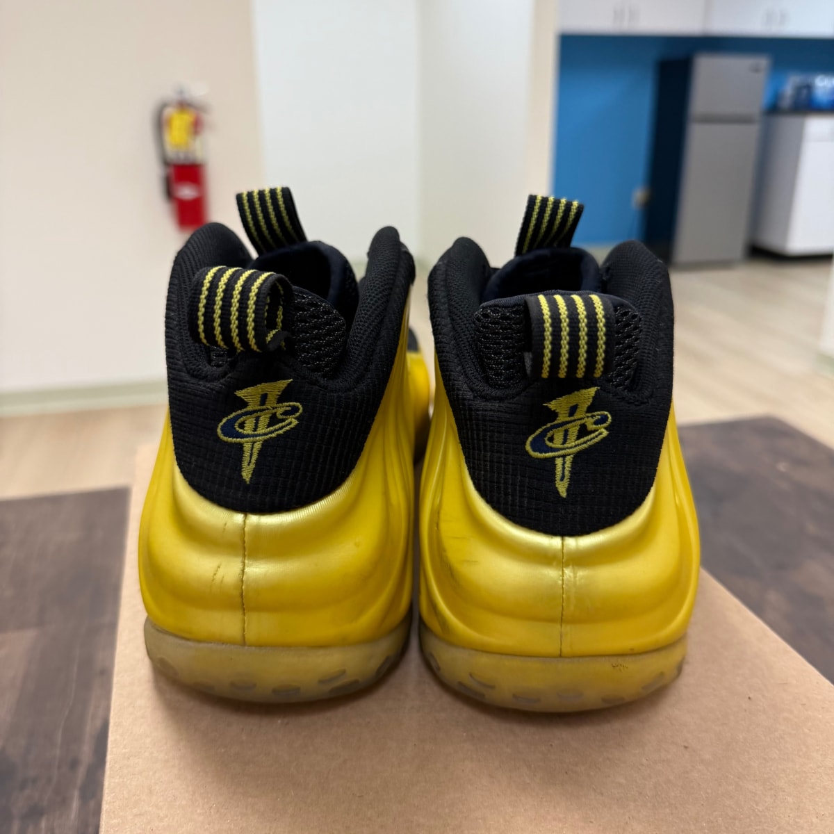 Nike Air Foamposite One Electrolime Size 10.5 (Pre-Owned) - Image 3