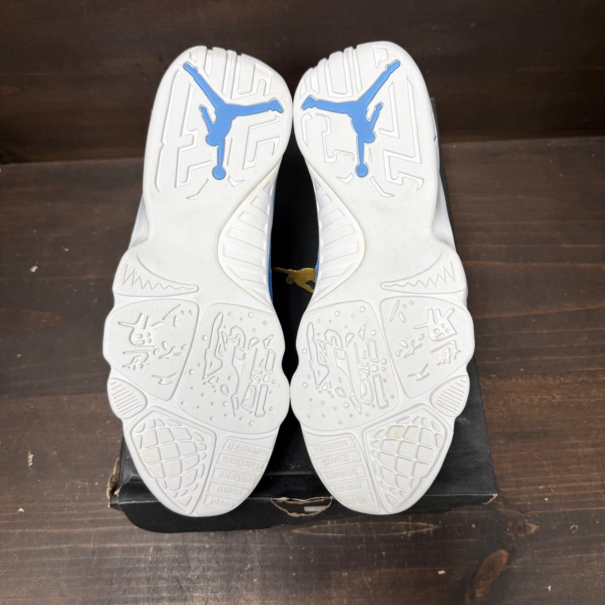 Jordan 9 Retro Low Pantone Size 10.5 (Pre-Owned) - box