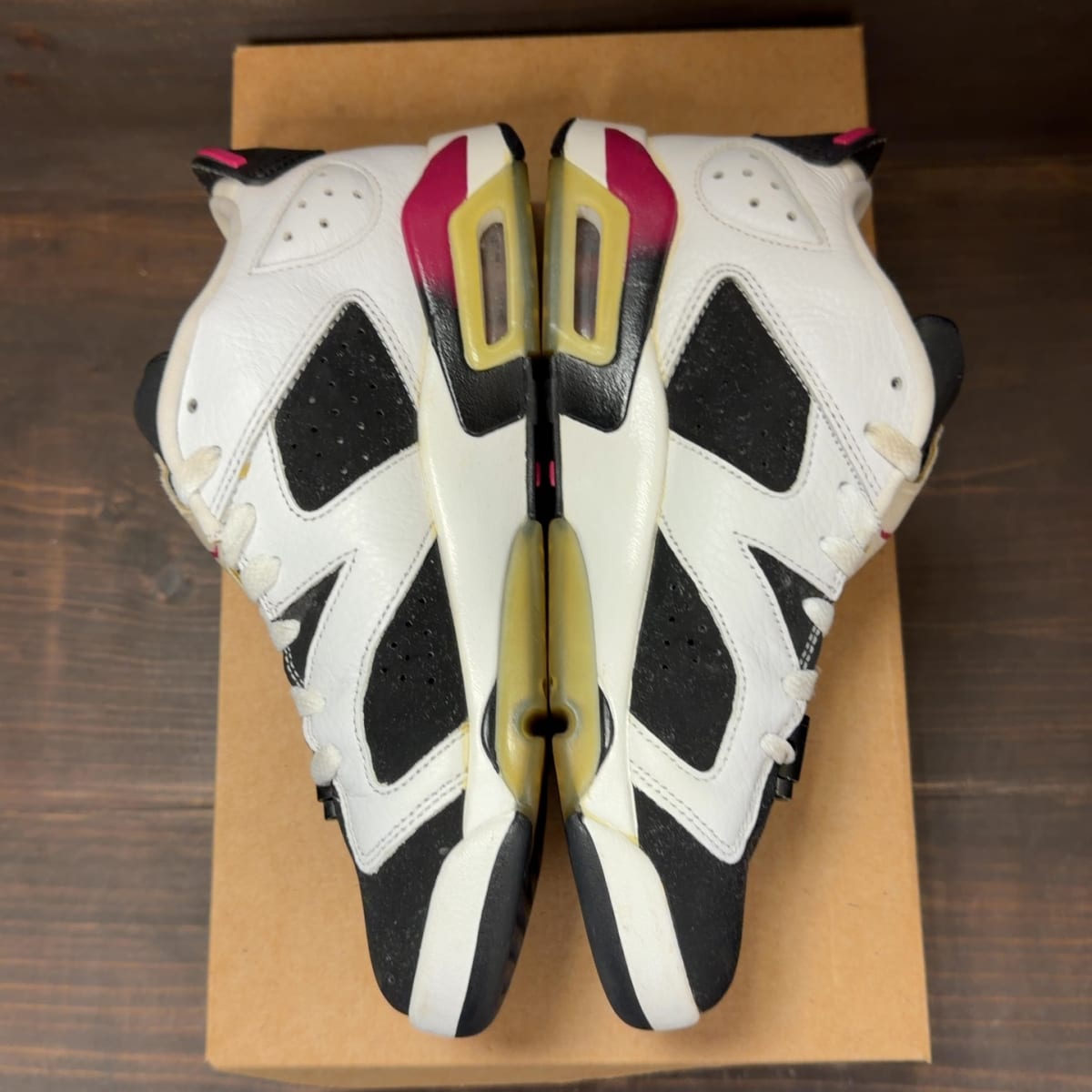 Jordan 6 Retro Low Fuchsia Flash (GS) Size 7Y (Pre-Owned) - aux