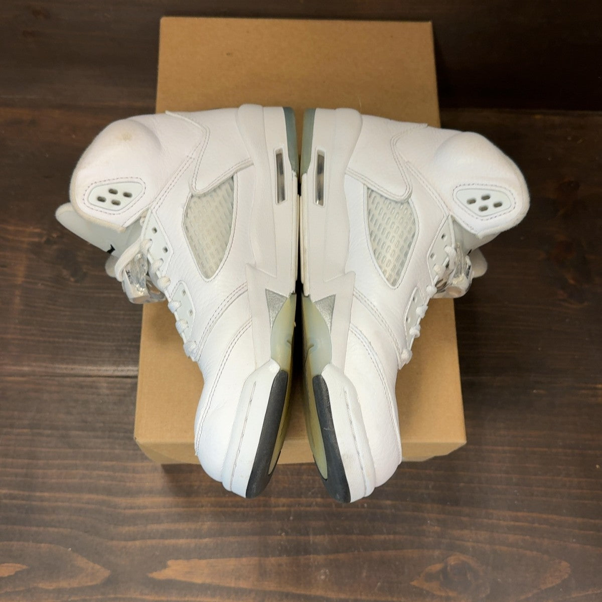 Jordan 5 Retro White Metallic (2026) (GS) Size 7Y (Pre-Owned) - Image 4