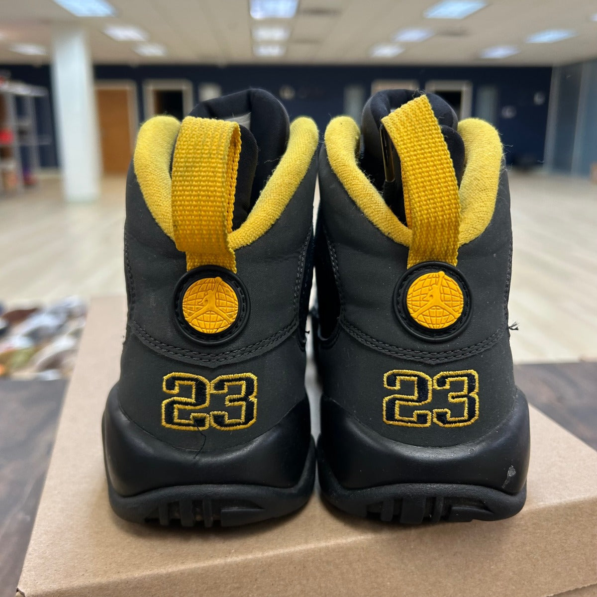 Jordan 9 Retro Dark Charcoal University Gold (GS) Size 6Y (Pre-Owned) - Image 4