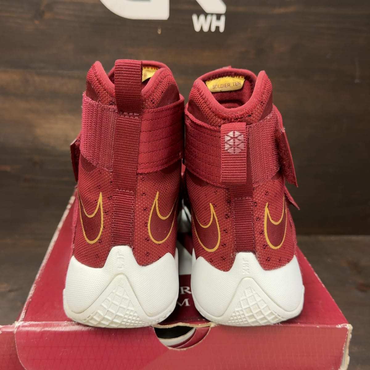 Nike LeBron Soldier 10 'Christ the King' Size 9 (Pre-Owned) - aux
