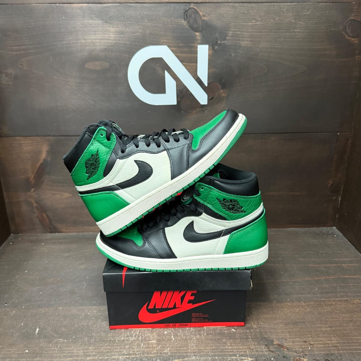 Jordan 1 Retro High Pine Green Size 11 (Pre-Owned) - front