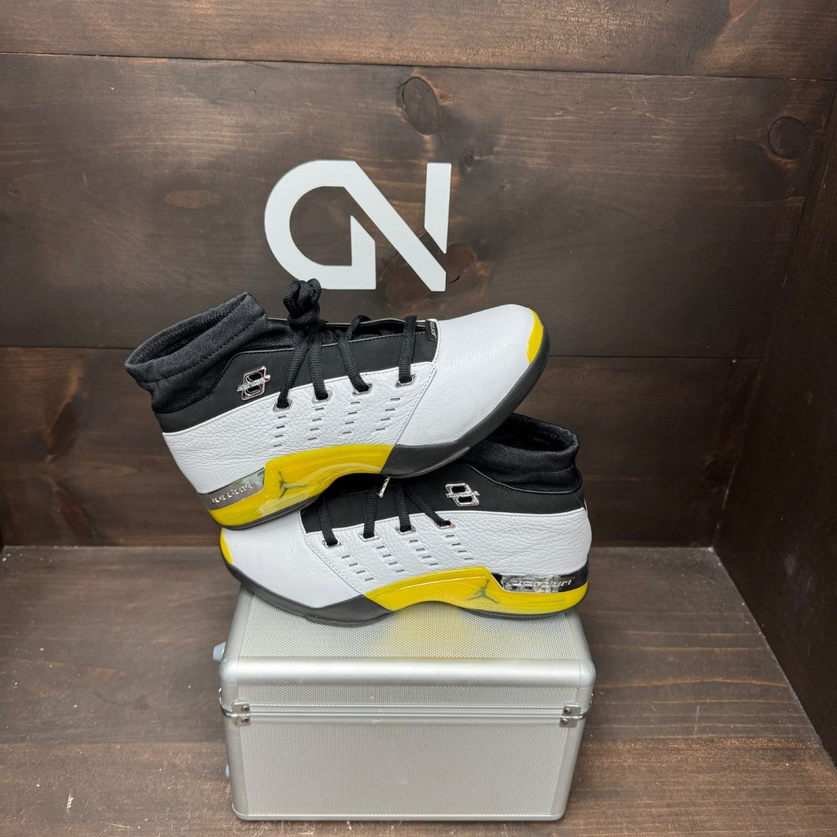 Jordan 17 Retro Low All-Star Lightning (2024) Size 9 (Pre-Owned) - Image 1