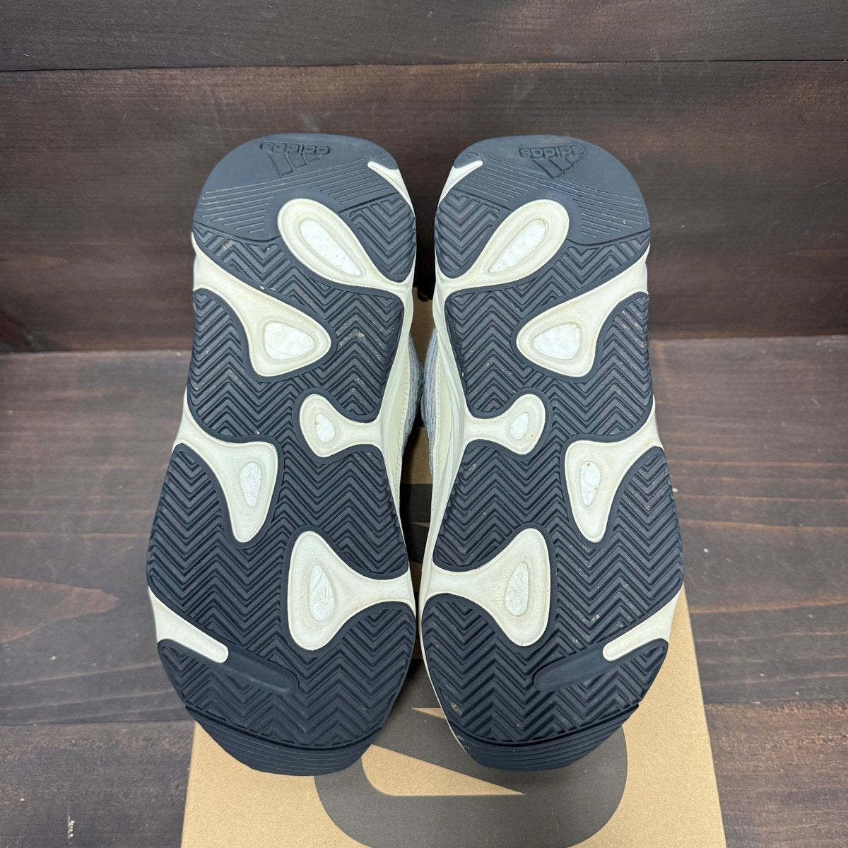 adidas Yeezy Boost 700 V2 Static Size 9.5 (Pre-Owned) - box