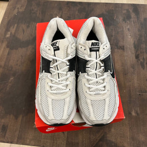 Nike Zoom Vomero 5 White Black Size 9 (Pre-Owned)