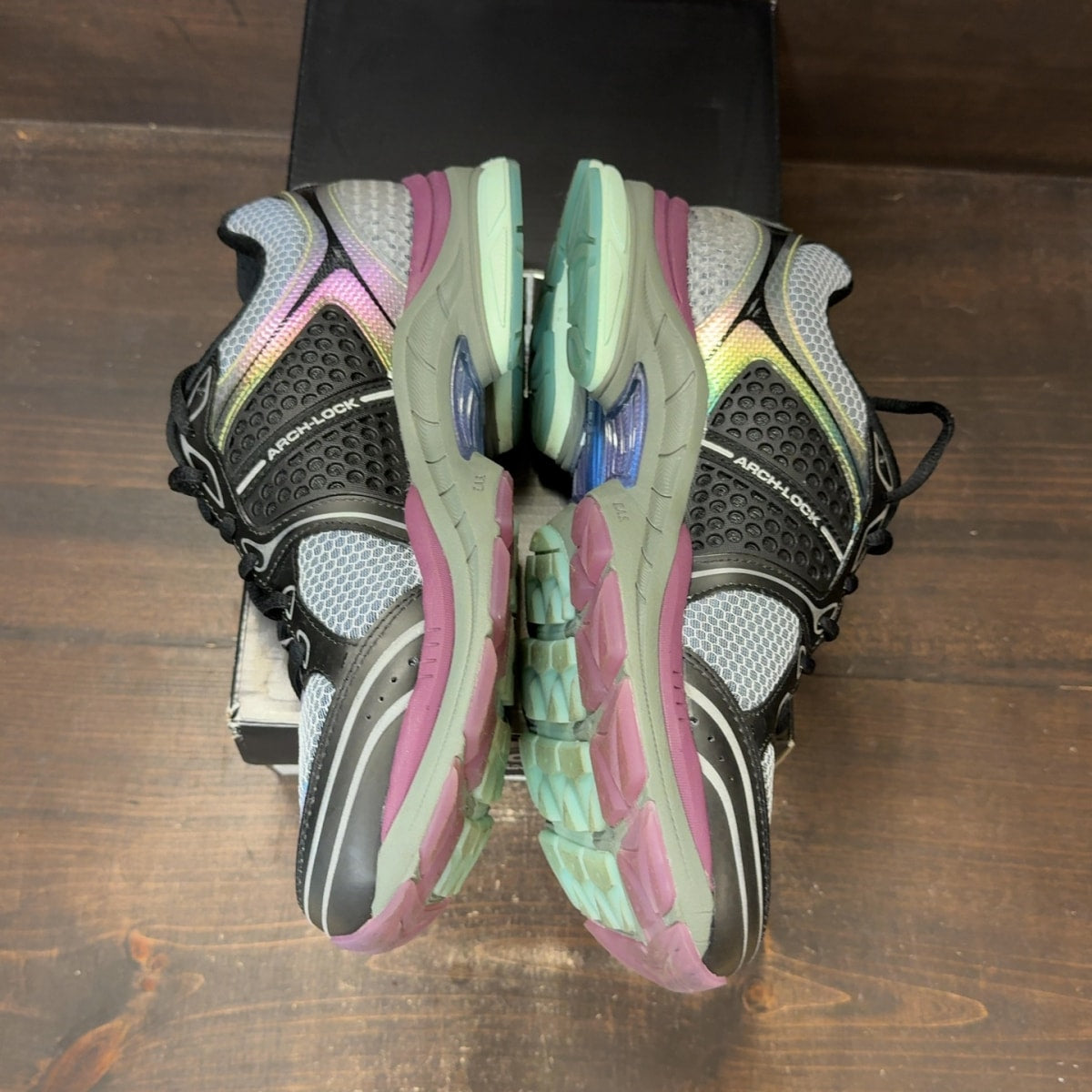 Saucony ProGrid Triumph 4 Winter Solstice Holographic Size 8.5 (Pre-Owned) - aux