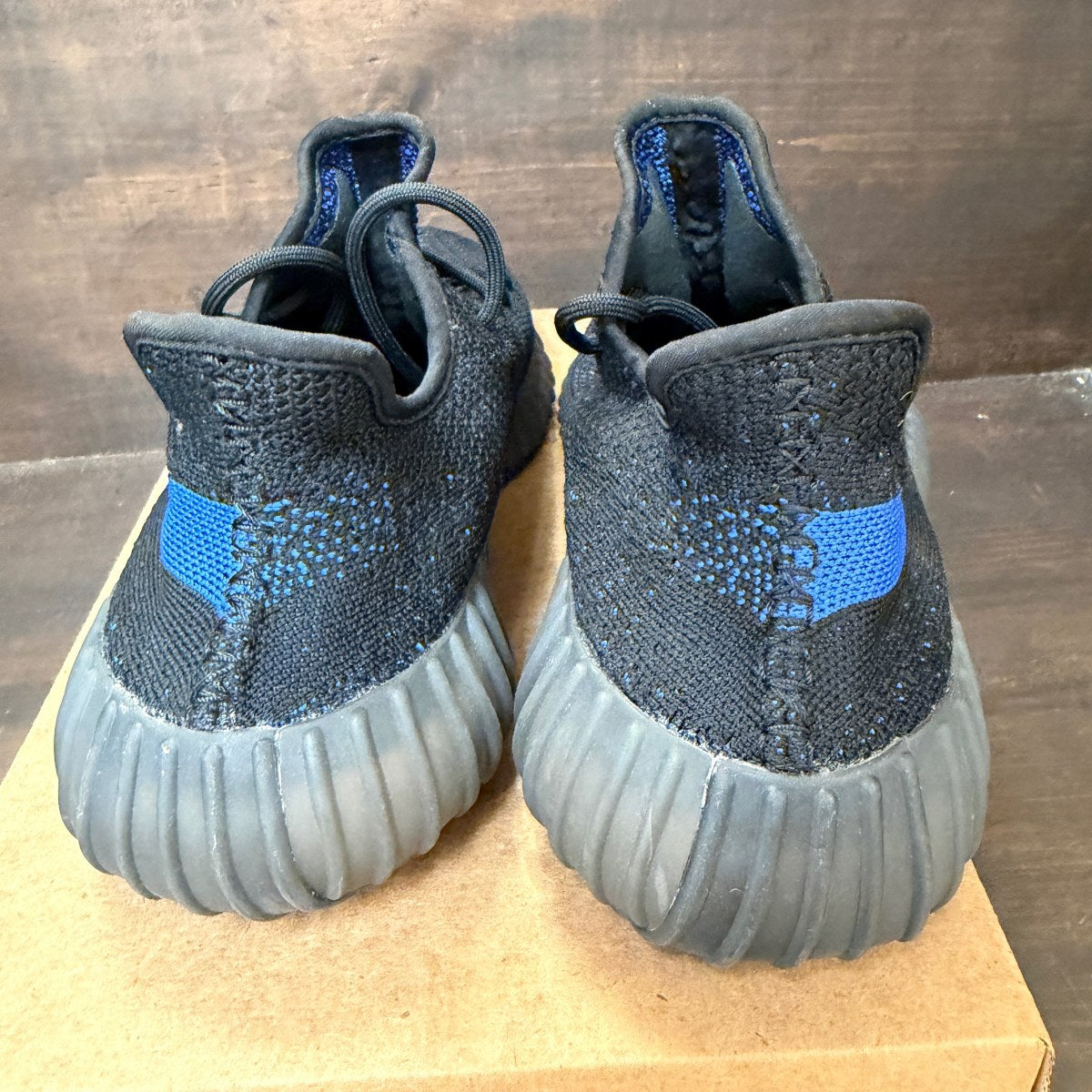 adidas Yeezy Boost 350 V2 Dazzling Blue Size 11.5 (Pre-Owned) - Image 4
