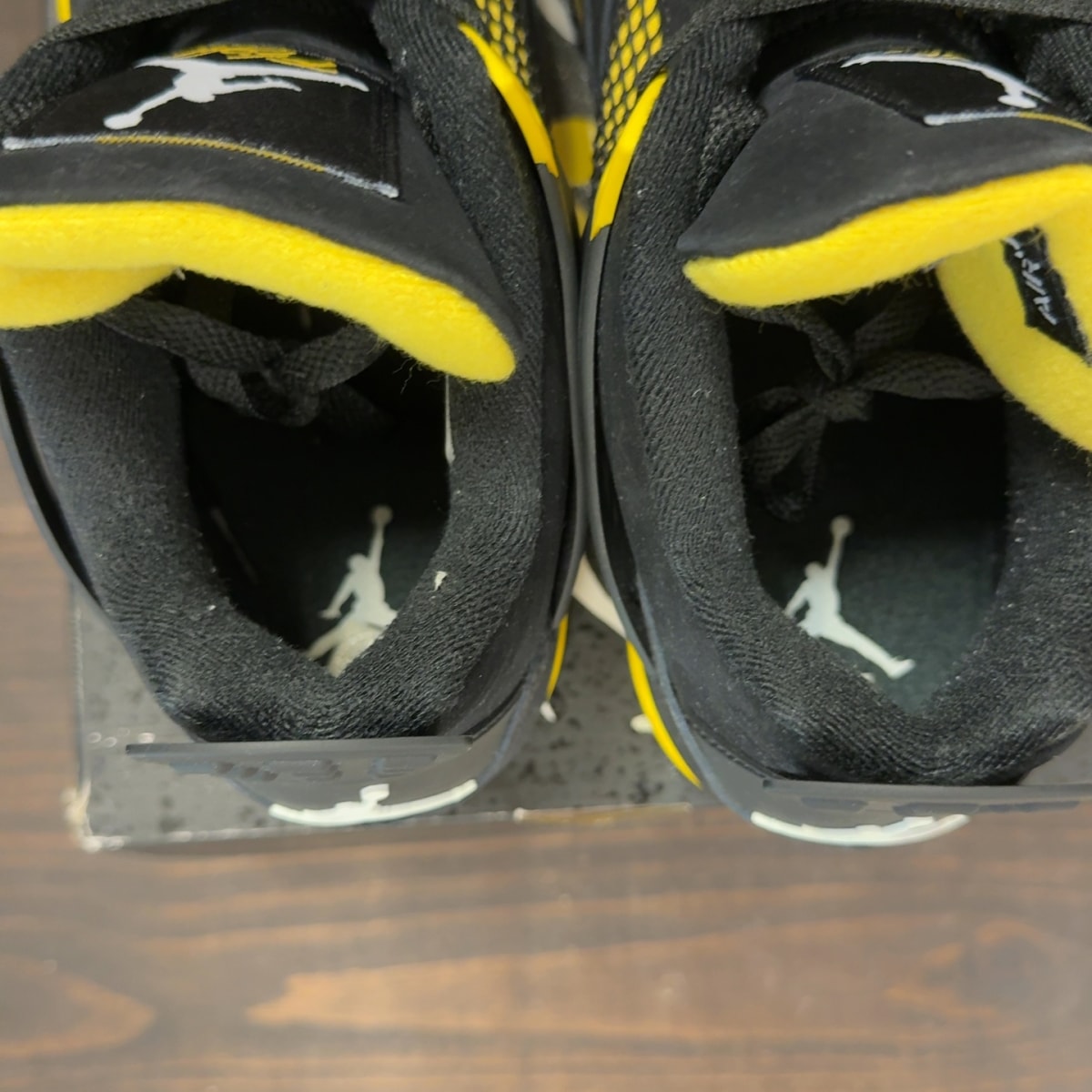 Jordan 4 Retro Thunder (2023) Size 10 (Pre-Owned) - aux