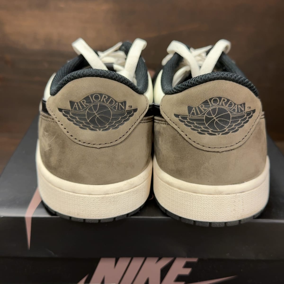Jordan 1 Retro Low OG Mocha Size 9.5 (Pre-Owned) - aux