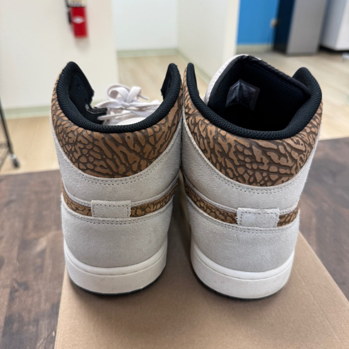 Jordan 1 Mid SE Brown Elephant Size 13 (Pre-Owned) - Image 3